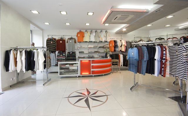 How to Display Merchandise at a Clothing Store | Bizfluent