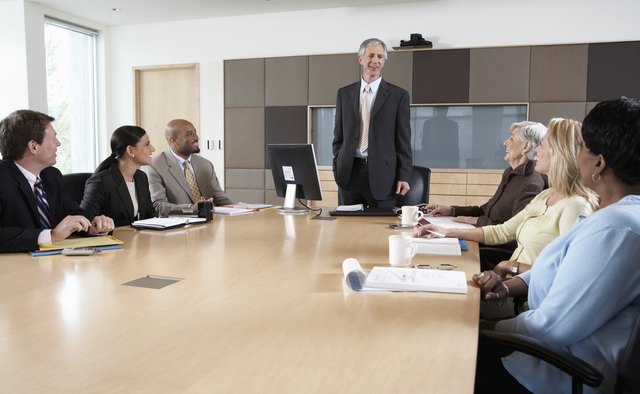 The board of directors annouces the dividend payment on the declaration date.
