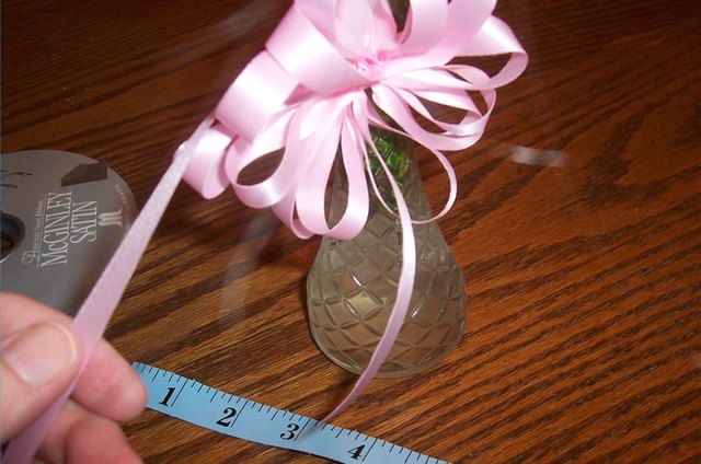 How to Make a Bow on a Vase LEAFtv