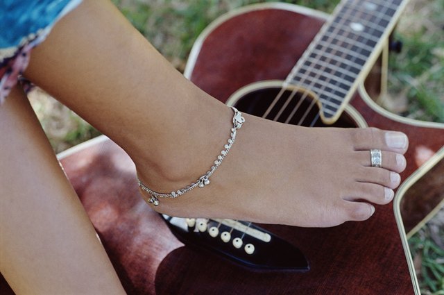 styling toe rings