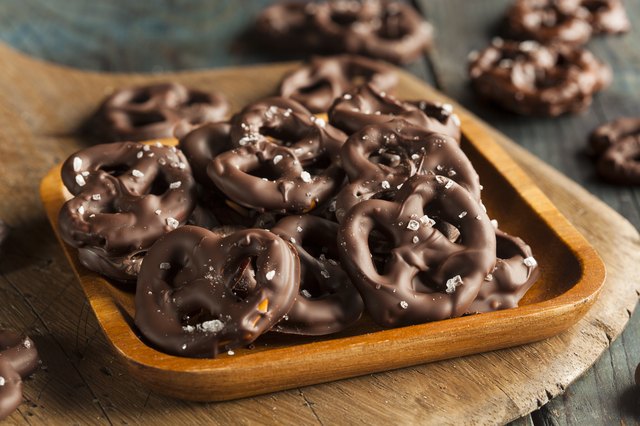 How To Make Chocolate Covered Pretzels With Almond Bark Leaftv