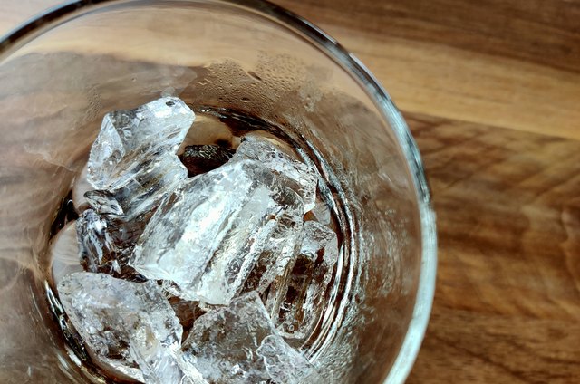 How to Keep Ice Cubes From Sticking | LEAFtv