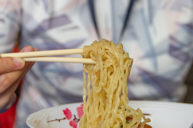 classic-chow-mein-noodles-is-so-satisfying-with-chicken-vegetables