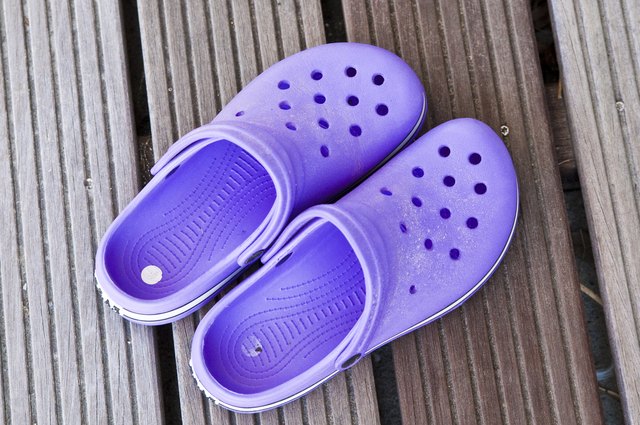How to Paint a Pair of Crocs LEAFtv