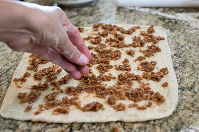 How to make Cinnamon Rolls Without Yeast From Scratch | LEAFtv