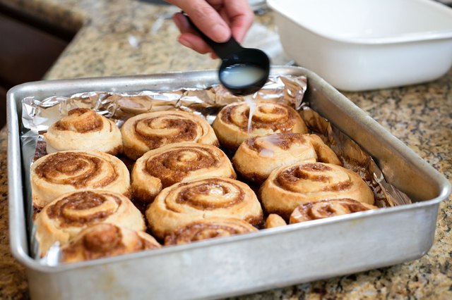 How to make Cinnamon Rolls Without Yeast From Scratch LEAFtv
