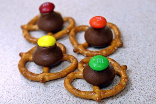 How to Make Pretzels With Hershey Kisses | LEAFtv