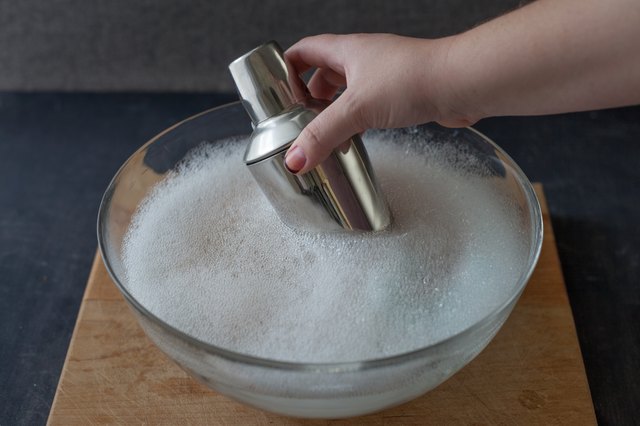 How to Remove a Stuck Lid on a Cocktail Shaker LEAFtv