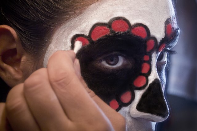 How to Face Paint for the Day of the Dead | LEAFtv