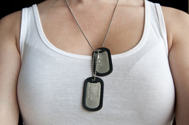 the-proper-way-to-wear-dog-tags-leaftv