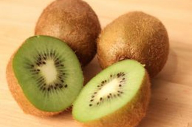 How to Eat Kiwi Fruit | LEAFtv