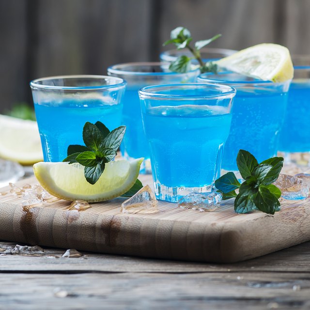 How to Make a UV Blue Vodka and Lemonade Slushy Mixed Drink LEAFtv