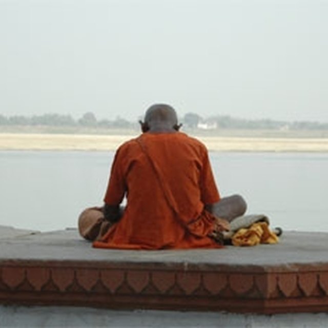 Почему индийские монахи делали посох многогранным. Индийский монах. Стоящие монахи в Индии фото. Индийские монахи которые стоят.