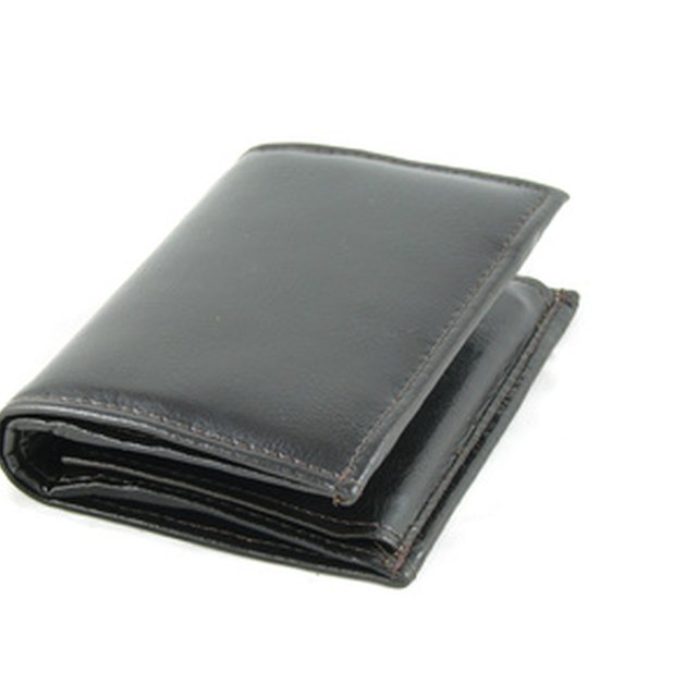 Difference Between a Wallet & a Billfold | Our Everyday Life