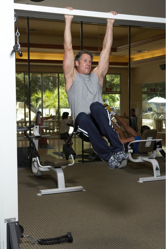 Man doing pull up in gym