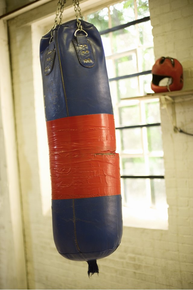 Everlast Youth Starter 25lb Hanging Heavy Bag Punching Kit 3 for sale  online | eBay