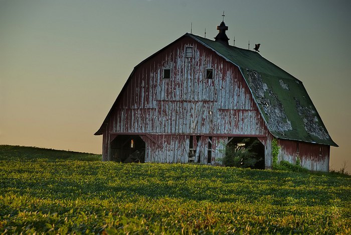 15 Photos Of Beautiful Old Barns In Iowa 