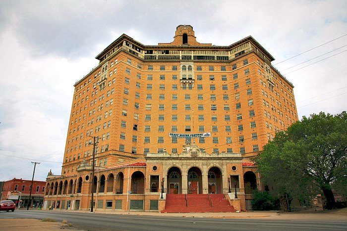 haunted hotel in palacios texas