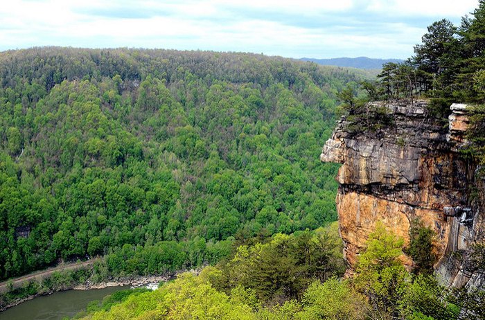 The Endless Wall Trail is the Most Beautiful Hike in West Virginia