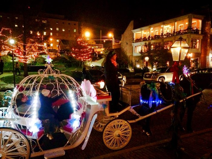 The 11 Best Christmas Traditions To Enjoy In Missouri