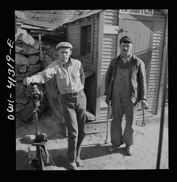 Blue Blaze mine. Consumers, mining town near Price, Utah. Miners coming  home. March 1936. Photograph by Dorothea Lange Stock Photo - Alamy