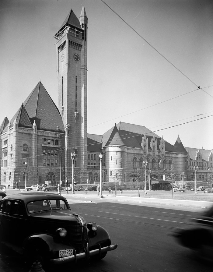 30 Stunning Vintage Photographs of St. Louis Streets in the Early