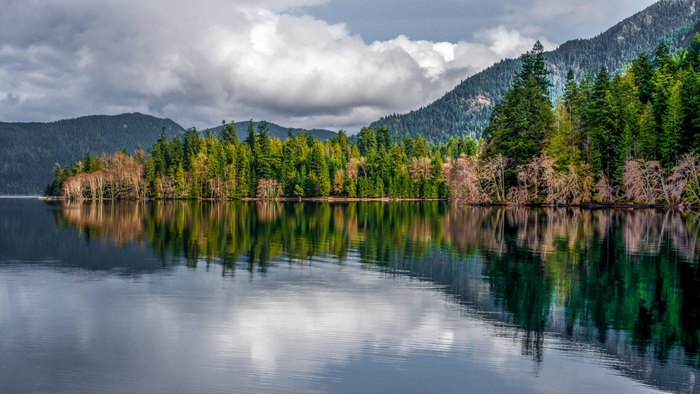 The Sinister Story Behind This Popular Washington Lake Will Give You Chills