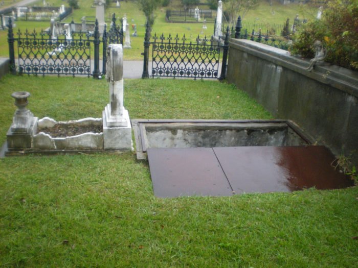 Famous Graves: Miss Elizabeth - Where She Died and Her Grave