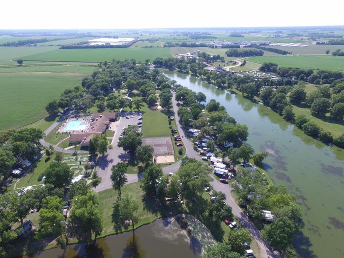 10 Lakeside Camping Resorts In Illinois That Make Summer Seem Endless