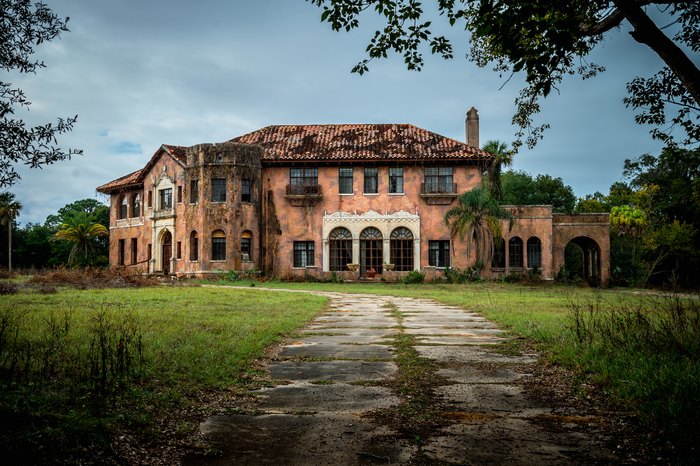 12 Photos Depicting One Of The Abandoned Mansions In Florida 2069