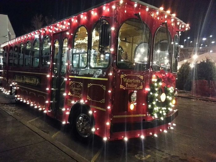 Take This Christmas Trolley Ride In Nashville For An