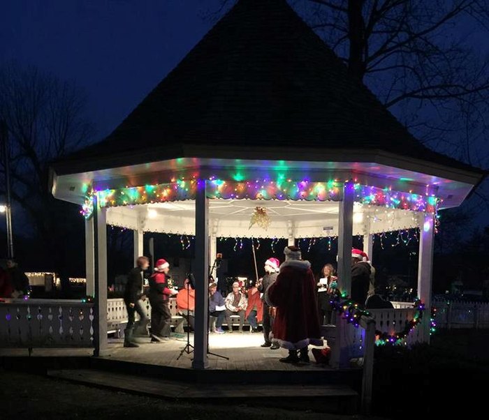 The Beautiful Christmas Walk In Indiana You'll Want To Experience