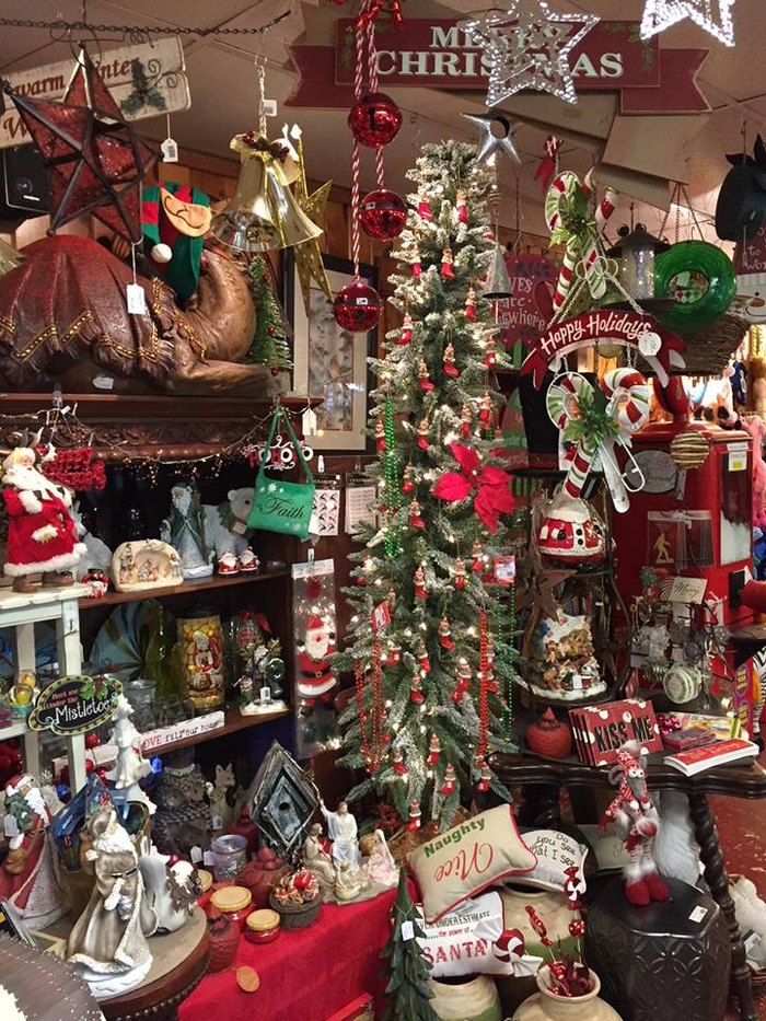 If You Love Decorating For The Holidays, You Must Visit Janet's ...