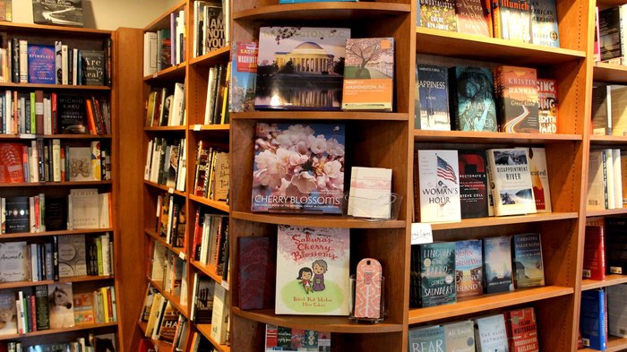 Bards Alley In Virginia Offers Books, Food, And Wine