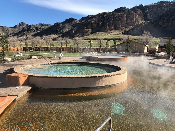 Yellowstone Hot Springs - Natural Hot Spring In Gardiner Montana