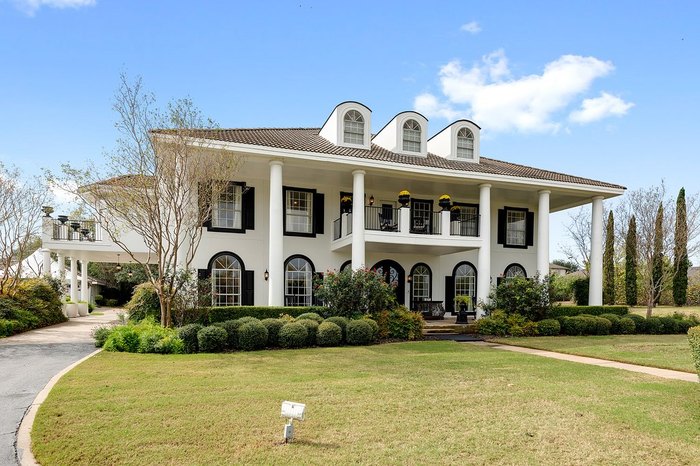 The Plantation House Inn Is The Best Bed and Breakfast Near Austin