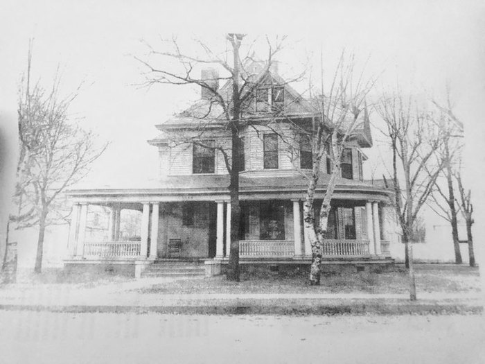 The Fee House Is A Real Haunted House In Arkansas