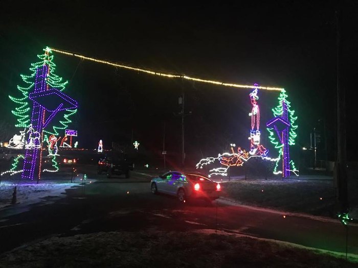 The 6 Best Drive Through Christmas Lights In Pennsylvania