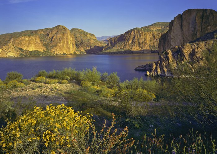 The Small Canyon Lake In Arizona Is A Hidden Gem Worth Seeking Out
