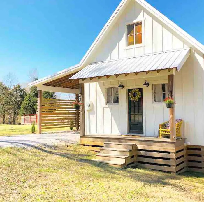 Soak Up Some R&R At This Farmhouse Cottage In Mississippi