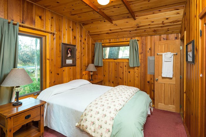 Lodge Cabin 12  Lake Creek Lodge