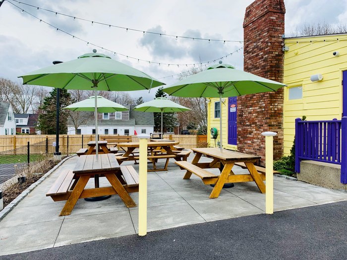 outdoor dining at The Inside Scoop in Rhode Island