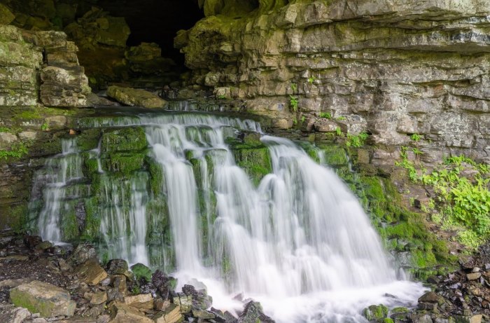 Arkansas scenic waterfall loop will take you to 13 different waterfalls