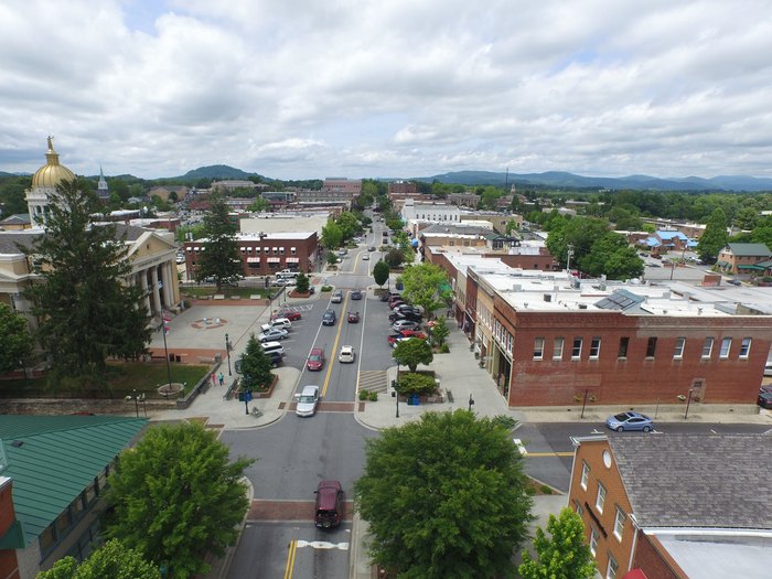 Plan A Family-Friendly Getaway To Hendersonville, North Carolina