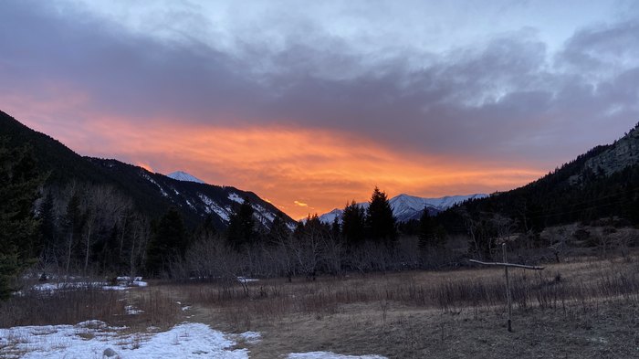 Enjoy A Front Row View Of The Montana Mountains In This Cozy Cabin