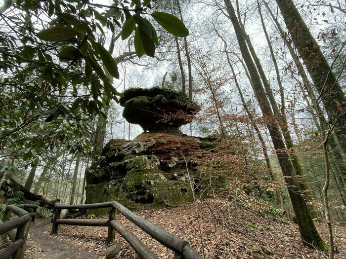 Kentucky's Balanced Rock Trail Leads To A Hidden Overlook