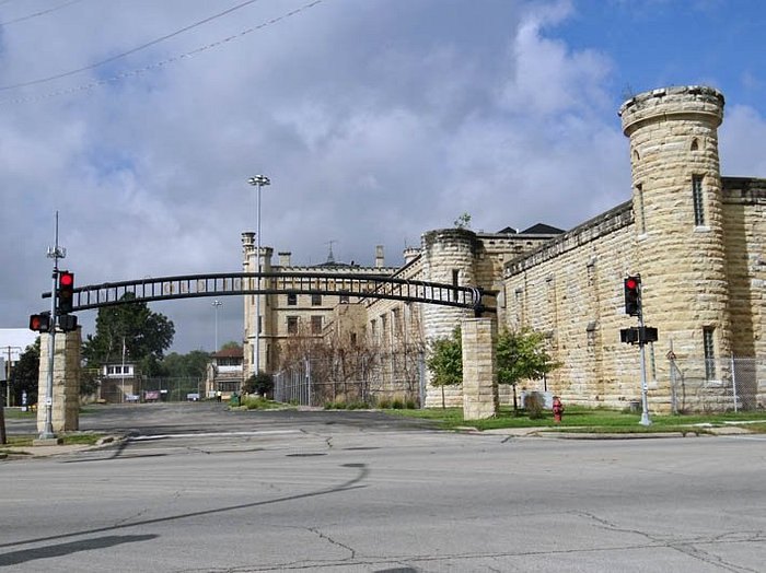 Learn The Dark History Of Illinois' Old Jolliet Prison On This Tour