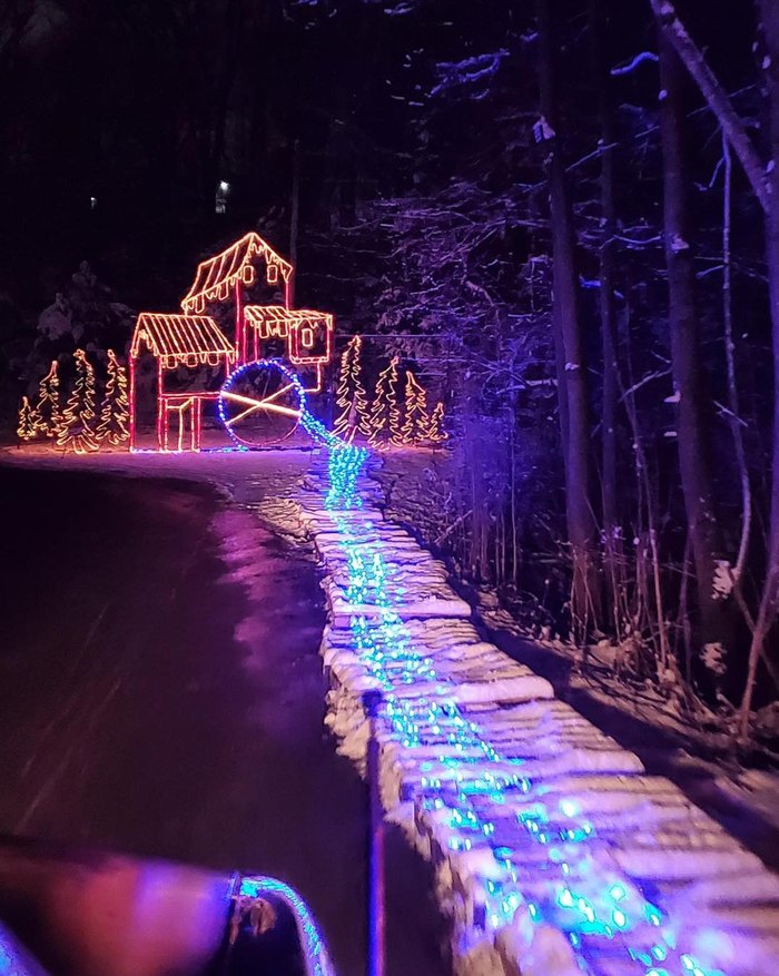 Drive Through The 7 Best Displays Of Christmas Lights In Missouri