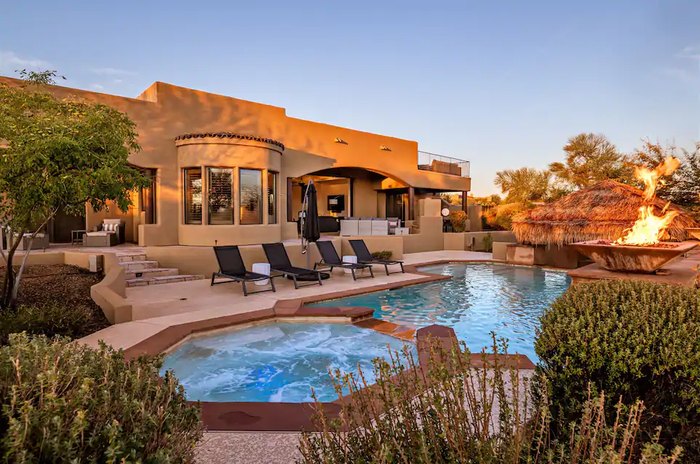 This Arizona Airbnb Comes With Its Own Swim-Up Bar