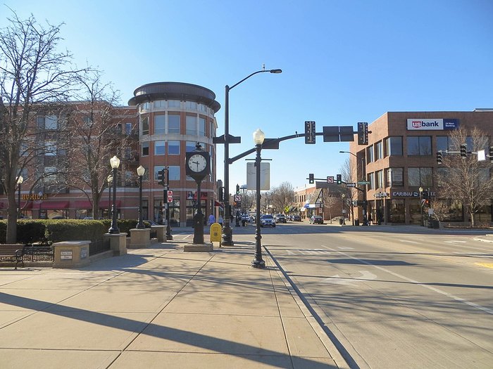 The Small Illinois Town From 'A League of Their Own' Is Filled With  Female-owned Businesses — Here's Where to Shop